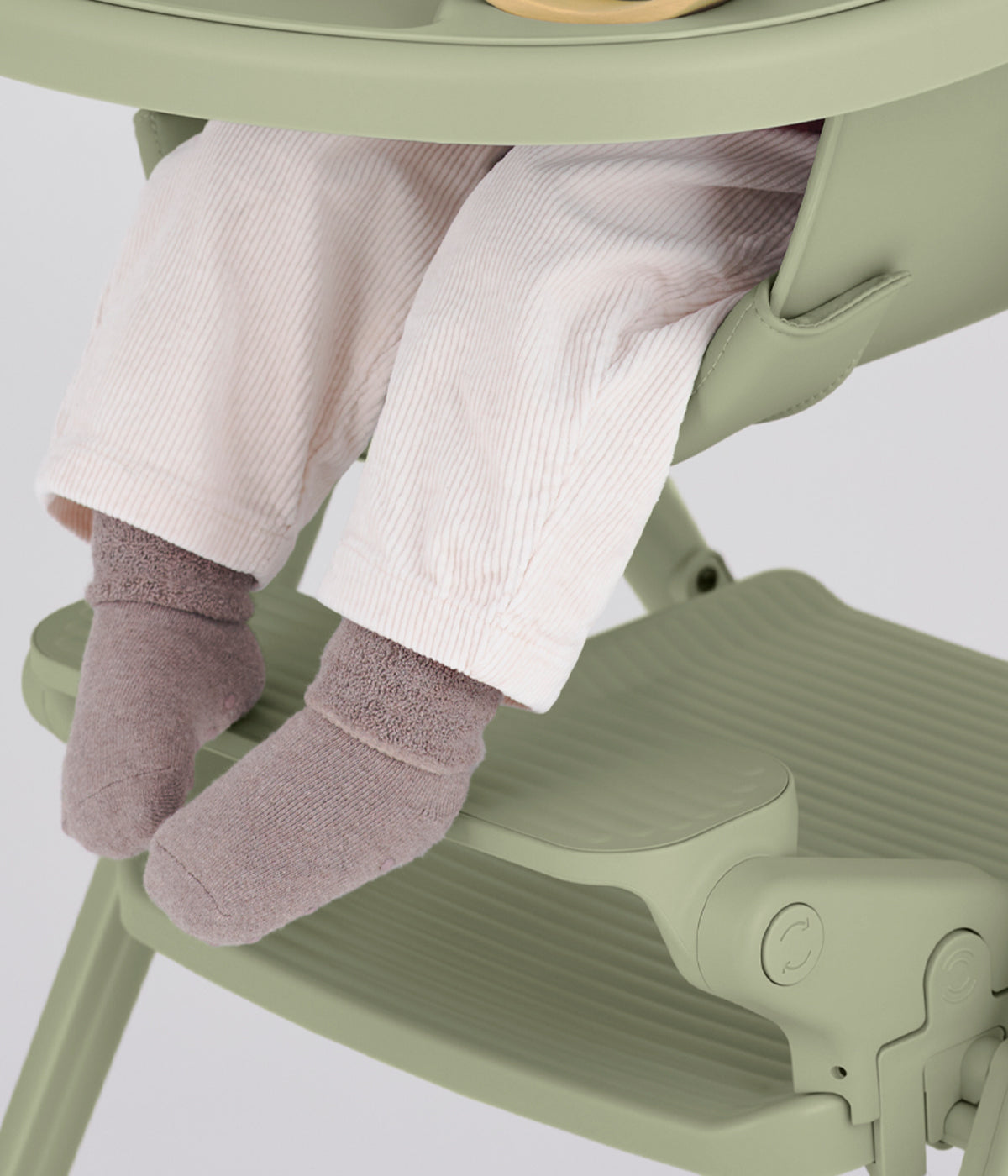 Vista aproximada do apoio de pés Anex Ozy Footrest para cadeira evolutiva Ozy na cor June.