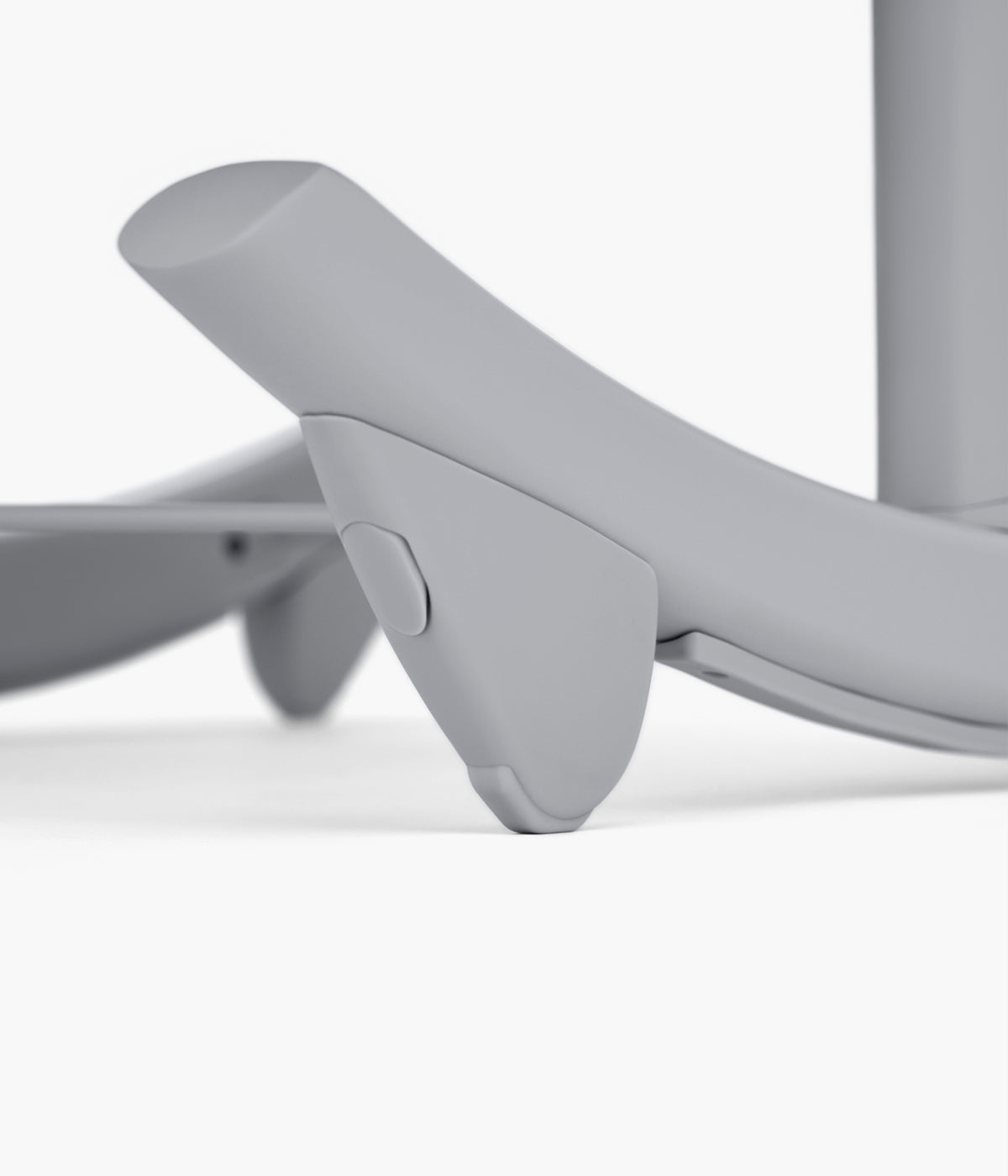 Vista detalhada da base de baloiço para espreguiçadeira da cadeira evolutiva Ozy da marca Anex na cor Shade.