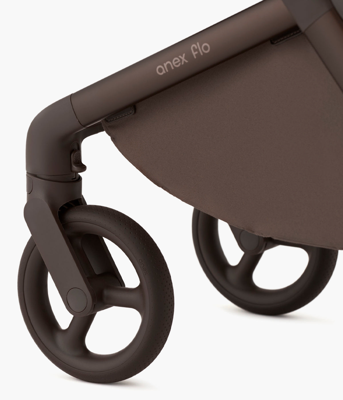 Vista detalhada das rodas do carrinho de passeio Flo da marca Anex na cor Browny.