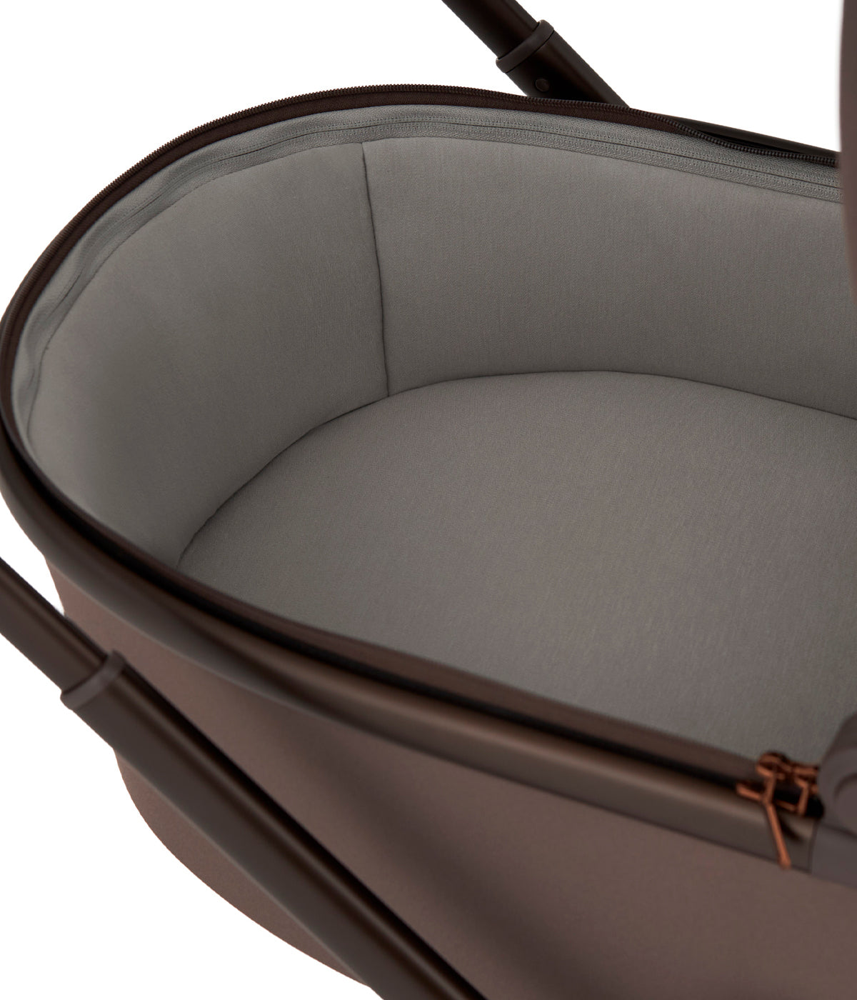 Vista superior do carrinho de passeio Flo da marca Anex na cor Browny. Elegante carrinho que acompanha o bebé desde o nascimento até aproximadamente aos 4 anos, combinando uma alcofa leve e espaçosa com um assento de passeio reversível até aos 22 kg.