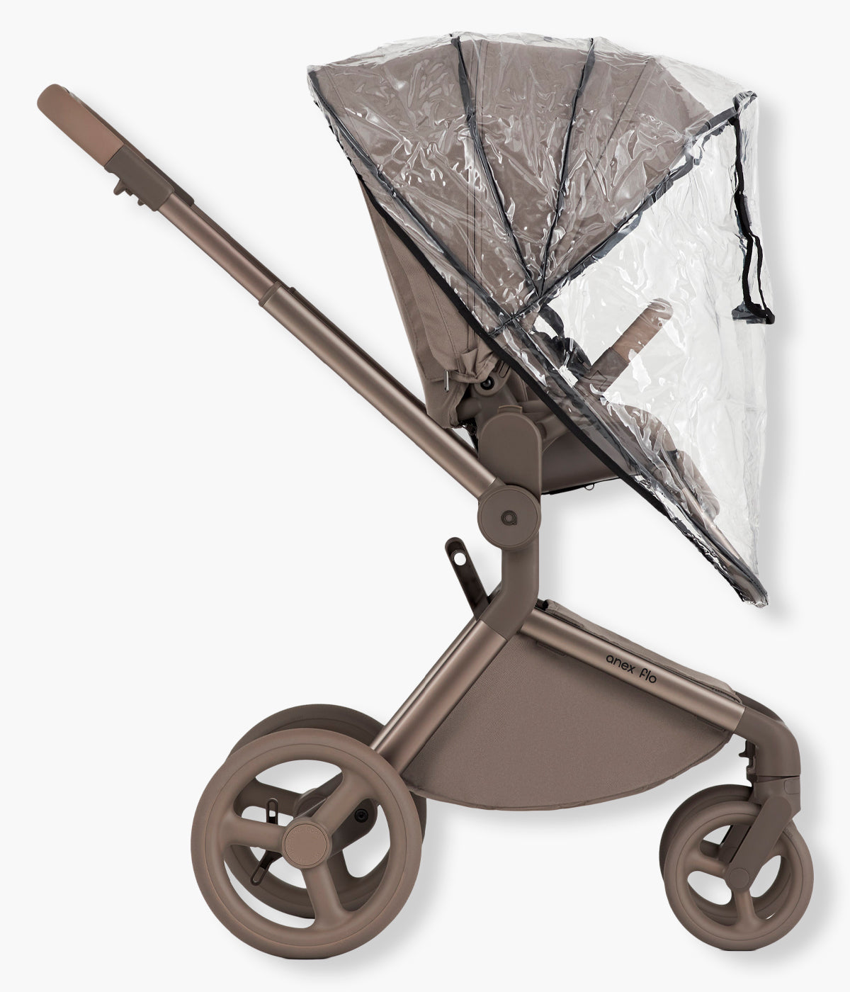 Vista lateral com capa de chuva do carrinho de passeio Flo da marca Anex na cor Yuki. Elegante carrinho que acompanha o bebé desde o nascimento até aproximadamente aos 4 anos, combinando uma alcofa leve e espaçosa com um assento de passeio reversível até aos 22 kg.