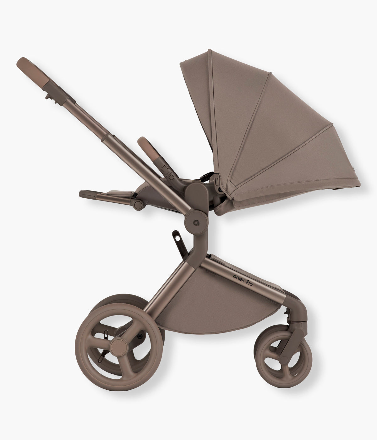 Vista lateral do carrinho de passeio Flo da marca Anex na cor Yuki. Elegante carrinho que acompanha o bebé desde o nascimento até aproximadamente aos 4 anos, combinando uma alcofa leve e espaçosa com um assento de passeio reversível até aos 22 kg.
