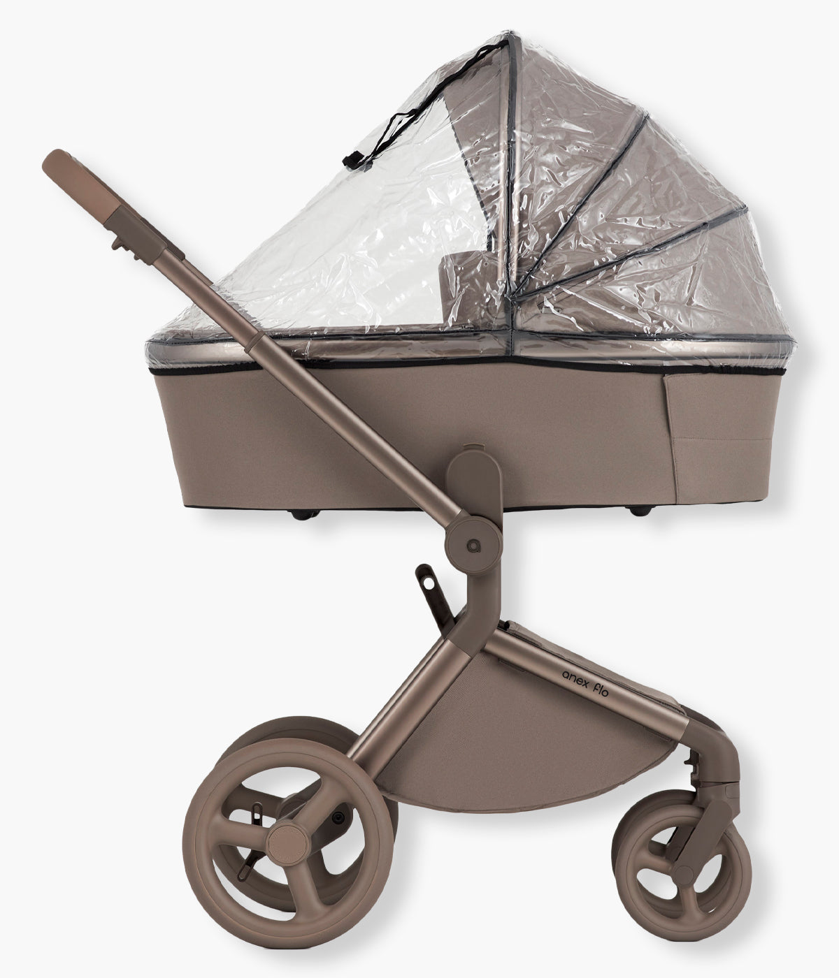 Vista lateral com capa de chuva do carrinho de passeio Flo da marca Anex na cor Yuki. Elegante carrinho que acompanha o bebé desde o nascimento até aproximadamente aos 4 anos, combinando uma alcofa leve e espaçosa com um assento de passeio reversível até aos 22 kg.