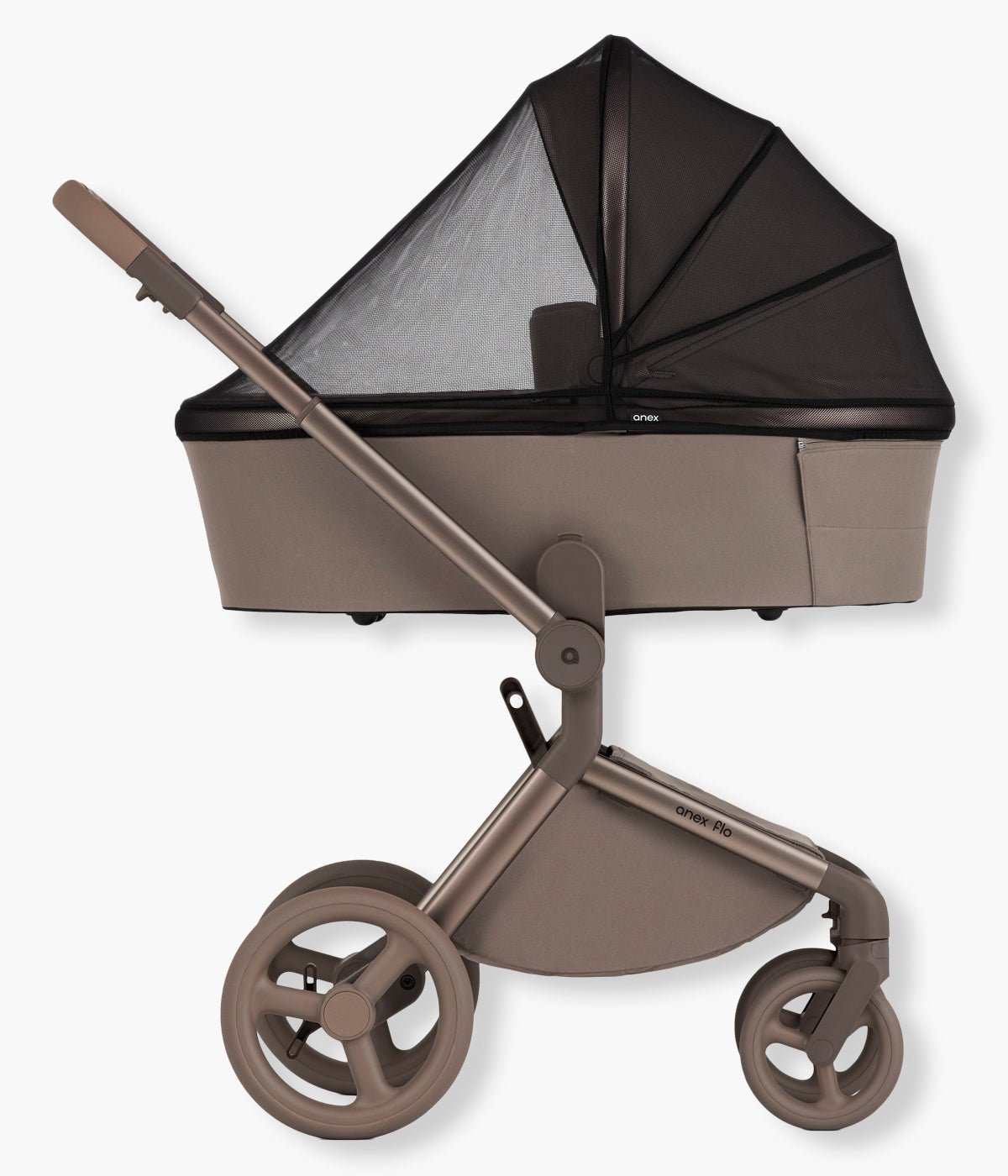 Vista lateral do carrinho de passeio Flo da marca Anex na cor Yuki. Elegante carrinho que acompanha o bebé desde o nascimento até aproximadamente aos 4 anos, combinando uma alcofa leve e espaçosa com um assento de passeio reversível até aos 22 kg.