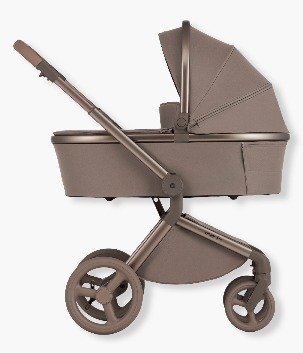 Vista lateral do carrinho de passeio Flo da marca Anex na cor Yuki. Elegante carrinho que acompanha o bebé desde o nascimento até aproximadamente aos 4 anos, combinando uma alcofa leve e espaçosa com um assento de passeio reversível até aos 22 kg.