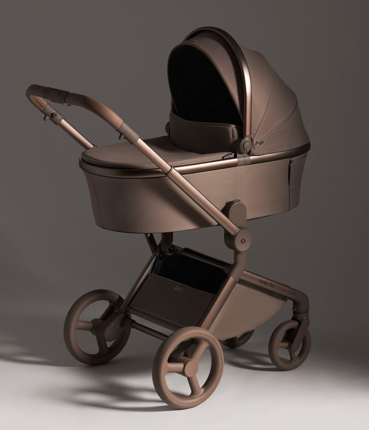 Vista lateral do carrinho de passeio Flo da marca Anex na cor Yuki. Elegante carrinho que acompanha o bebé desde o nascimento até aproximadamente aos 4 anos, combinando uma alcofa leve e espaçosa com um assento de passeio reversível até aos 22 kg.