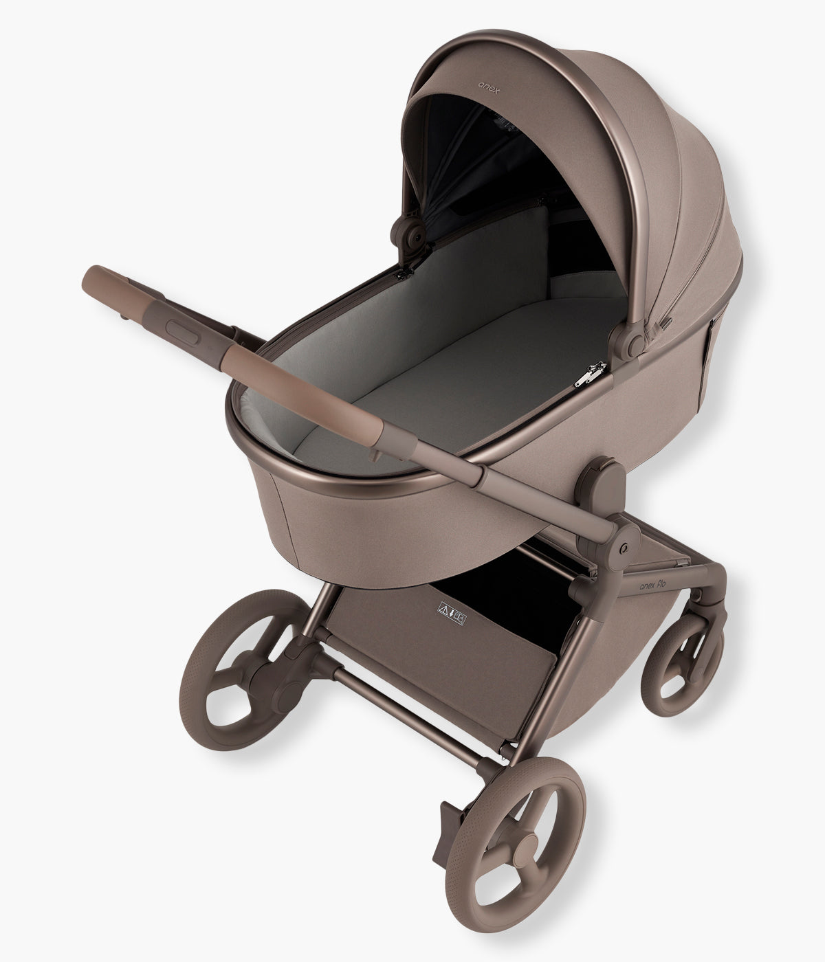 Vista superior do carrinho de passeio Flo da marca Anex na cor Yuki. Elegante carrinho que acompanha o bebé desde o nascimento até aproximadamente aos 4 anos, combinando uma alcofa leve e espaçosa com um assento de passeio reversível até aos 22 kg.