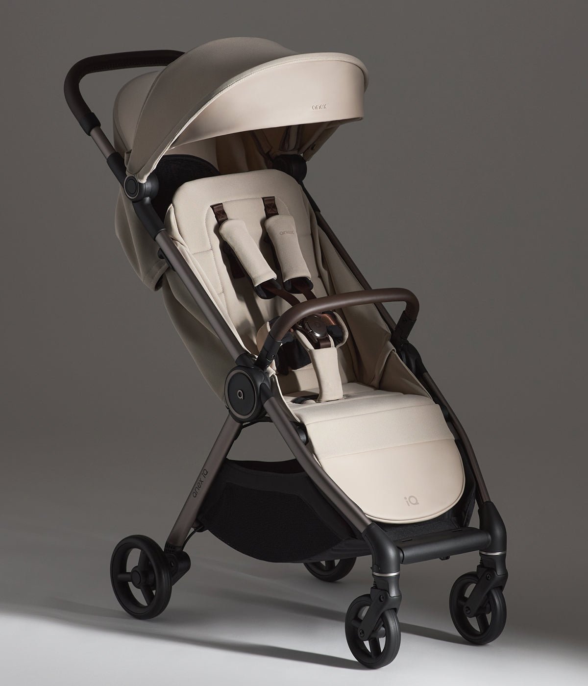Vista lateral do Carrinho de passeio IQ da marca Anex na cor Soya na versão buggy.