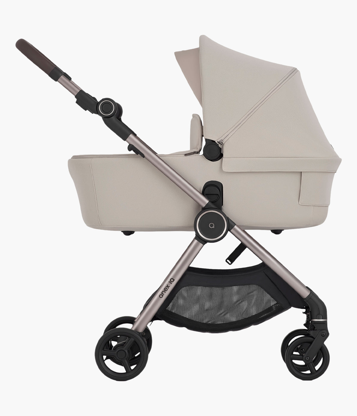 Vista lateral do Carrinho de passeio IQ da marca Anex na cor Soya. O All-in-One IQ Soya da Anex é uma solução evolutiva concebida para acompanhar a criança desde o nascimento até aproximadamente aos 4 anos ou 22 kg. Num único conjunto, combina uma alcofa para recém-nascido, um assento de passeio reversível e uma configuração de buggy leve e compacta, permitindo adaptar o carrinho às rotinas diárias, aos passeios e às viagens.