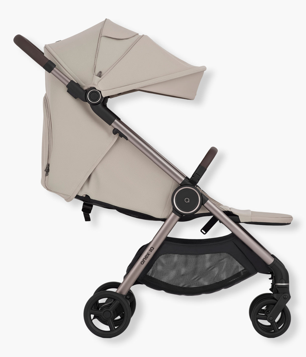Vista lateral do Carrinho de passeio IQ da marca Anex na cor Soya na versão buggy.