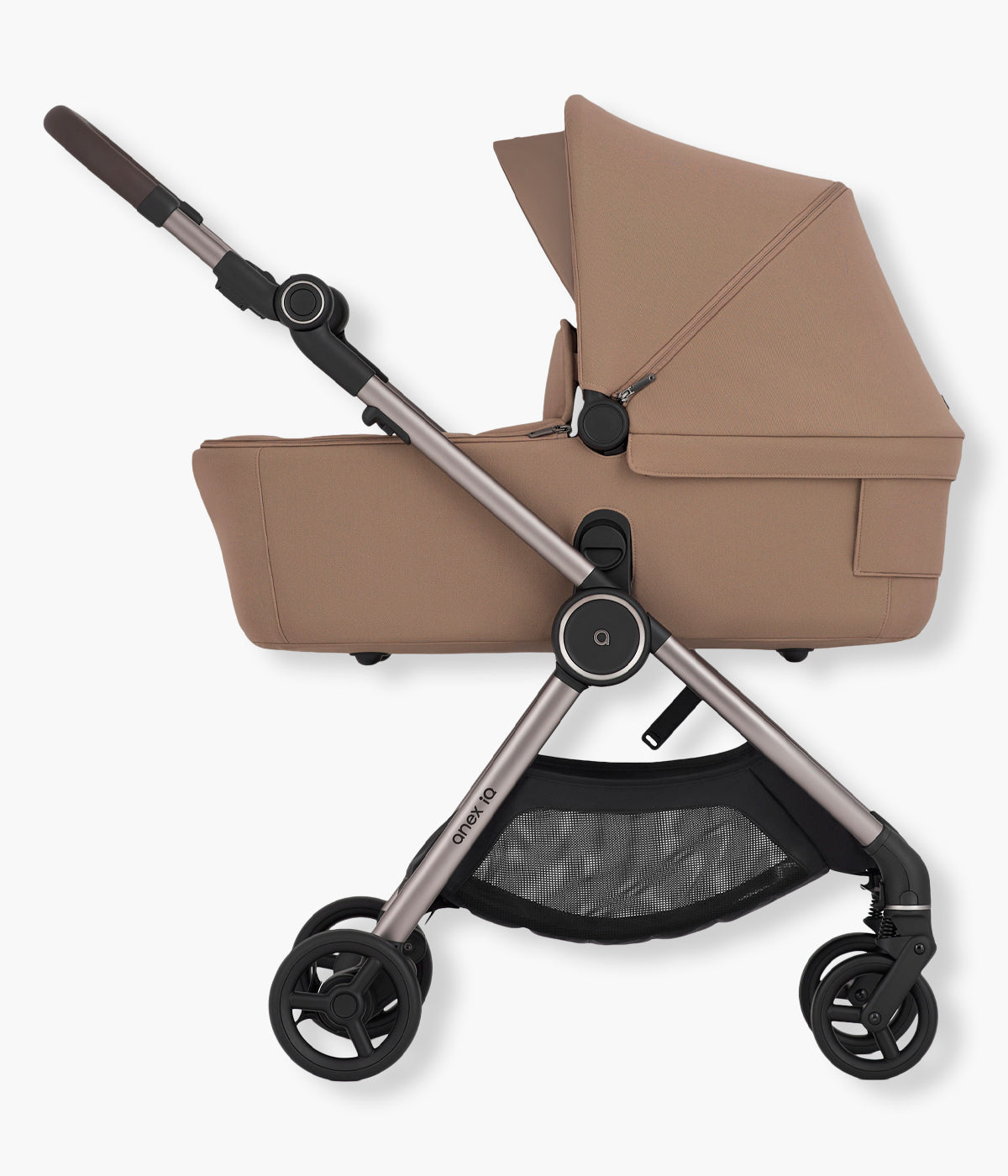 Vista lateral do carrinho de passeio IQ da marca Anex na cor Buff. O All-in-One IQ Soya da Anex é uma solução evolutiva concebida para acompanhar a criança desde o nascimento até aproximadamente aos 4 anos ou 22 kg. Num único conjunto, combina uma alcofa para recém-nascido, um assento de passeio reversível e uma configuração de buggy leve e compacta, permitindo adaptar o carrinho às rotinas diárias, aos passeios e às viagens.
