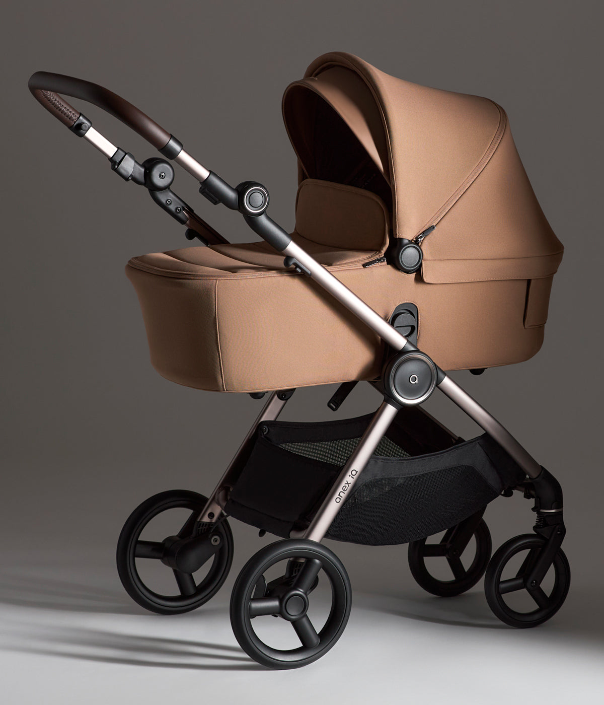 Vista lateral do carrinho de passeio IQ da marca Anex na cor Buff. O All-in-One IQ Soya da Anex é uma solução evolutiva concebida para acompanhar a criança desde o nascimento até aproximadamente aos 4 anos ou 22 kg.