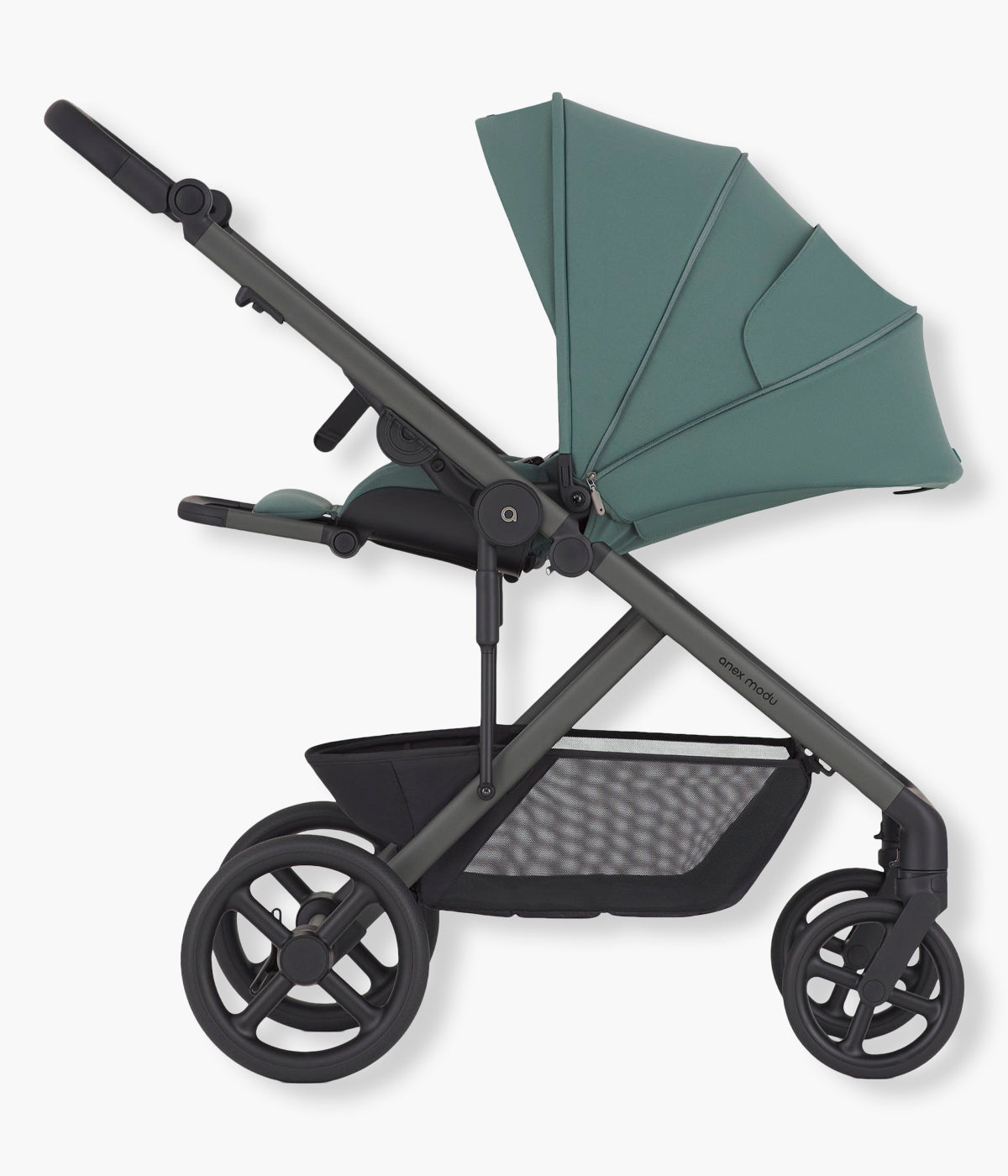Vista lateral do carrinho de passeio modular Modu da marca Anex na cor Greeny. Prático carrinho concebido para acompanhar a criança desde o nascimento até aproximadamente aos 4 anos ou 22 kg.