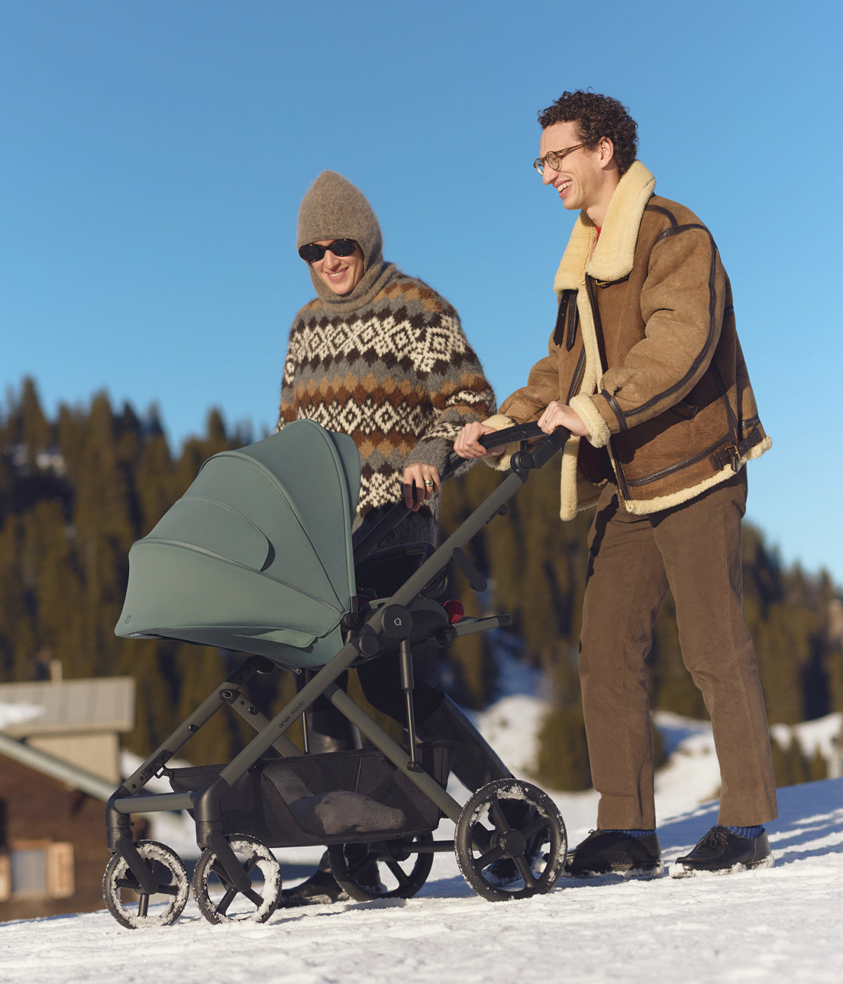 Carrinho de passeio modular Modu da marca Anex na cor Greeny. Prático carrinho concebido para acompanhar a criança desde o nascimento até aproximadamente aos 4 anos ou 22 kg. Inclui um assento reversível e totalmente reclinável, suspensão no chassis e nas rodas dianteiras, rodas Flexi em PU e um cesto com capacidade até 10 kg. A sua estrutura evolutiva permite acrescentar uma alcofa, um segundo assento ou outros módulos compatíveis à medida que as necessidades da família mudam.
