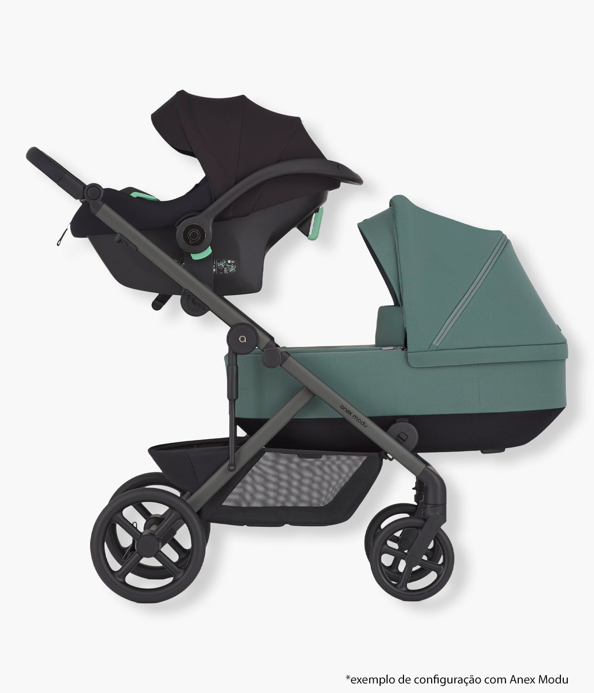 Vista lateral da alcofa para carrinho de passeio modular Modu da marca Anex na cor Greeny instalada na estruturda modu juntamente com babycoque.
