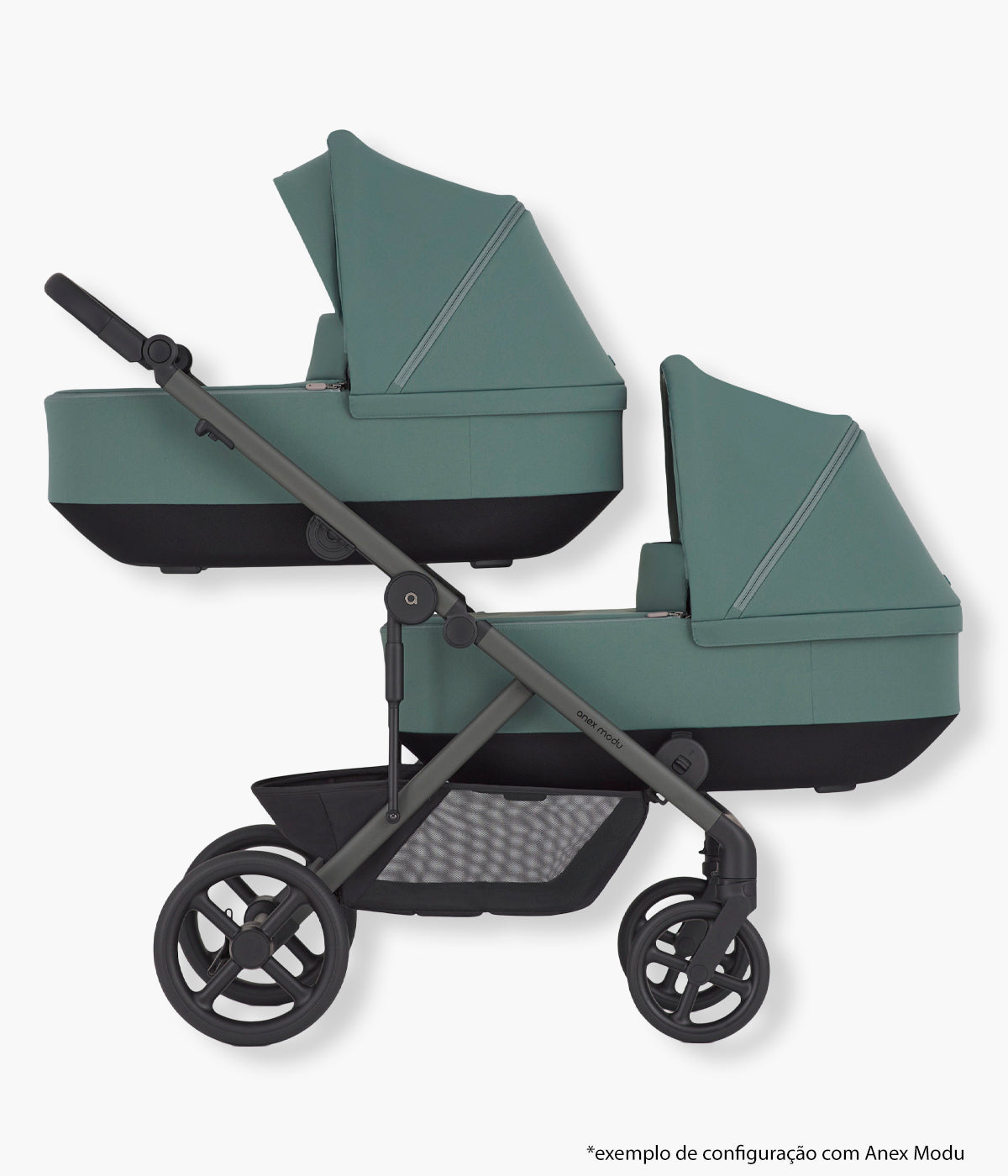 Vista lateral da alcofa para carrinho de passeio modular Modu da marca Anex na cor Greeny instalada co outra alcofa extra.