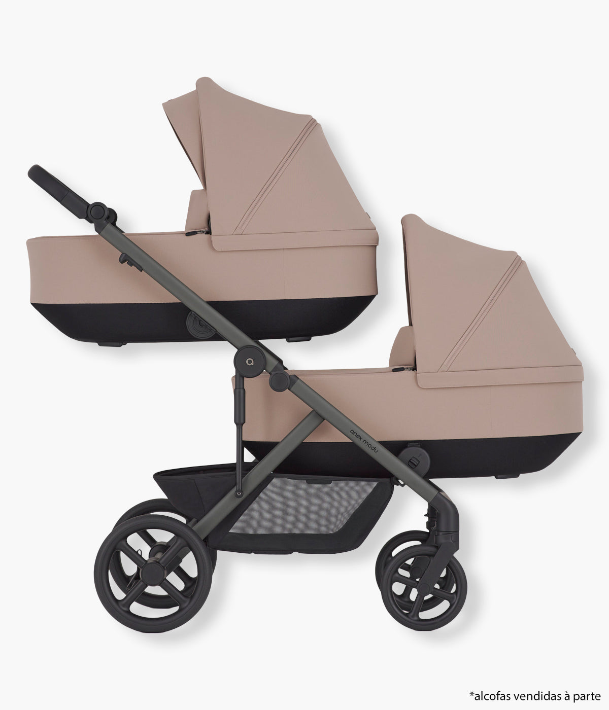 Vista lateral do carrinho de passeio modular Modu da marca Anex na cor Rooty com duas alcofas instaladas.