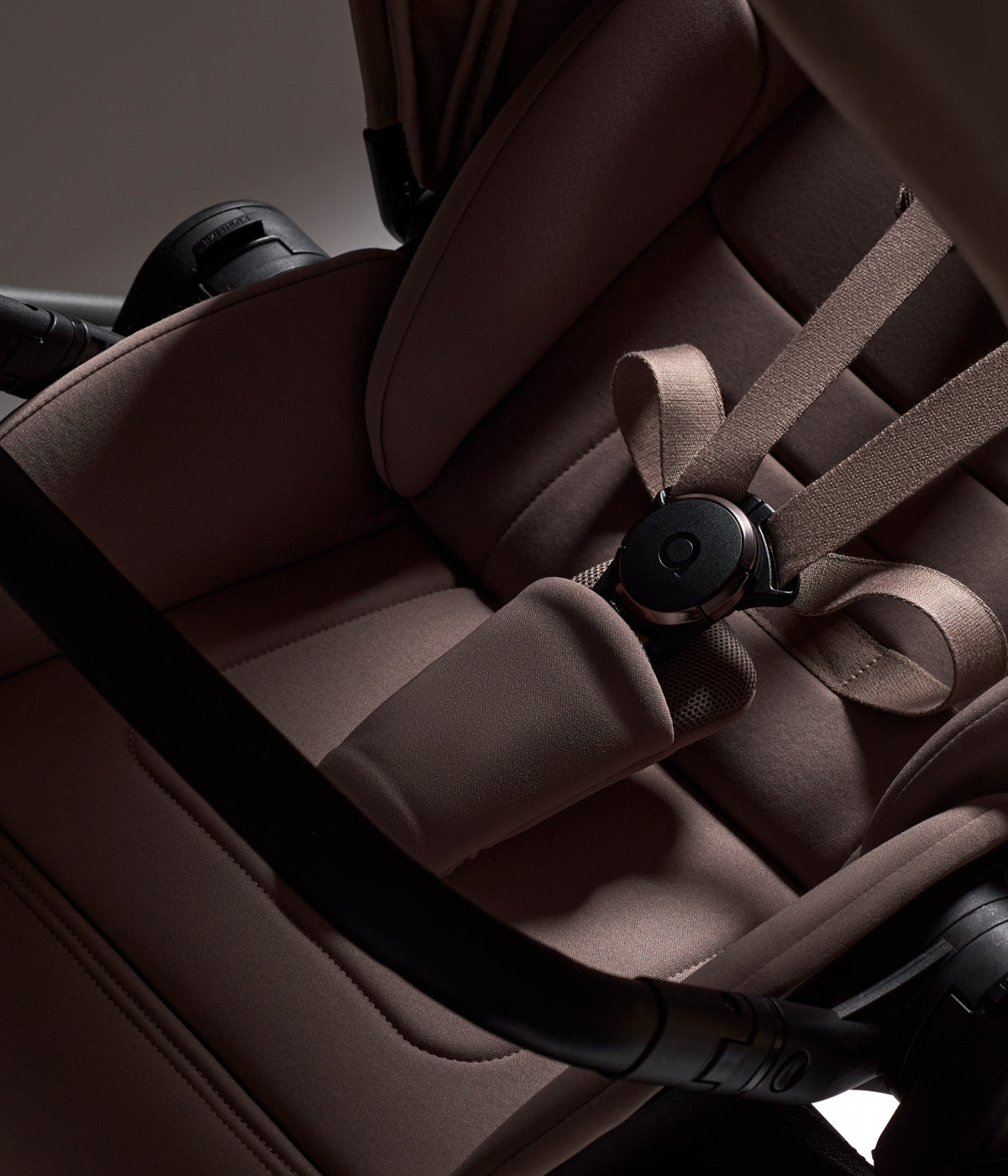 Alcofa para carrinho de passeio modular Modu da marca Anex na cor Rooty. Elegante alcofa que proporciona ao recém-nascido um espaço confortável e protegido desde o nascimento até aproximadamente aos 6 meses ou 9 kg. Leve, dobrável e compatível exclusivamente com o sistema Anex Modu, inclui colchão respirável em Sorona, interior com fibras de bambu e uma base em EPP com ventilação integrada.