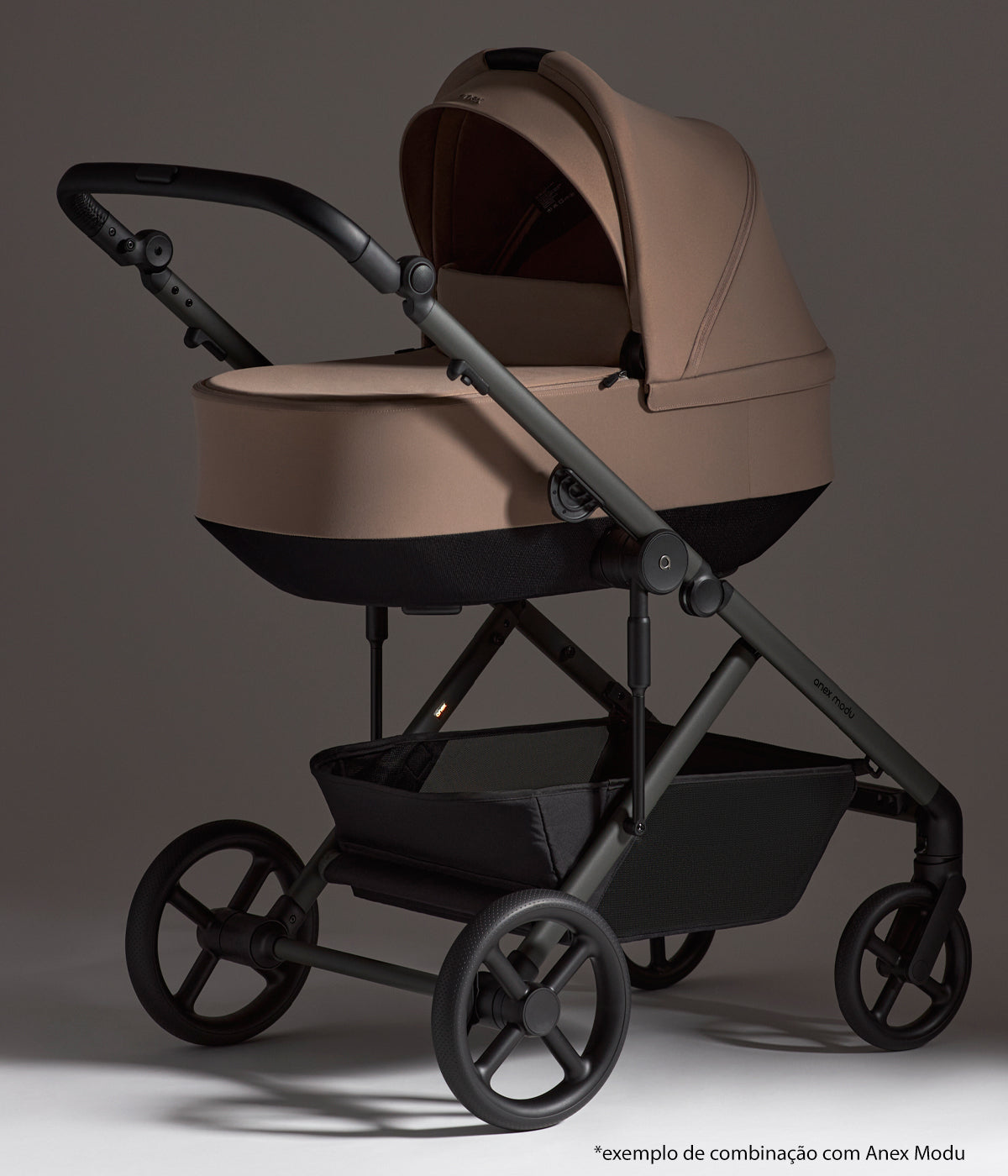 Alcofa para carrinho de passeio modular Modu da marca Anex na cor Rooty. Elegante alcofa que proporciona ao recém-nascido um espaço confortável e protegido desde o nascimento até aproximadamente aos 6 meses ou 9 kg. Leve, dobrável e compatível exclusivamente com o sistema Anex Modu, inclui colchão respirável em Sorona, interior com fibras de bambu e uma base em EPP com ventilação integrada.