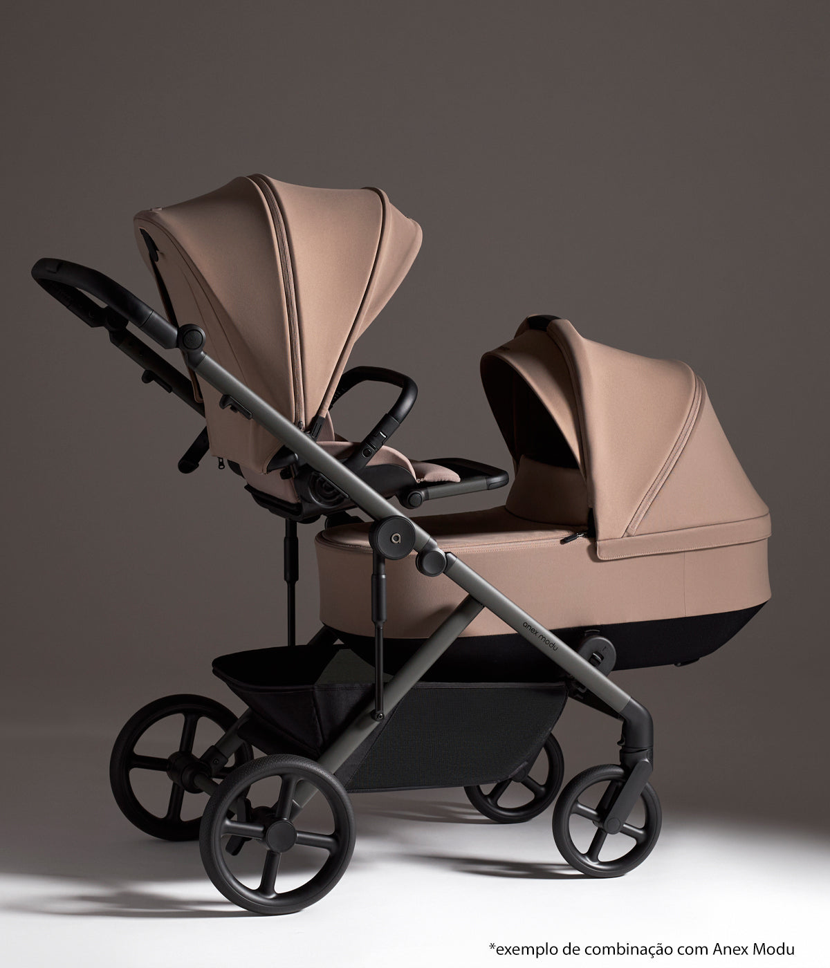 Alcofa para carrinho de passeio modular Modu da marca Anex na cor Rooty. Elegante alcofa que proporciona ao recém-nascido um espaço confortável e protegido desde o nascimento até aproximadamente aos 6 meses ou 9 kg. Leve, dobrável e compatível exclusivamente com o sistema Anex Modu, inclui colchão respirável em Sorona, interior com fibras de bambu e uma base em EPP com ventilação integrada.