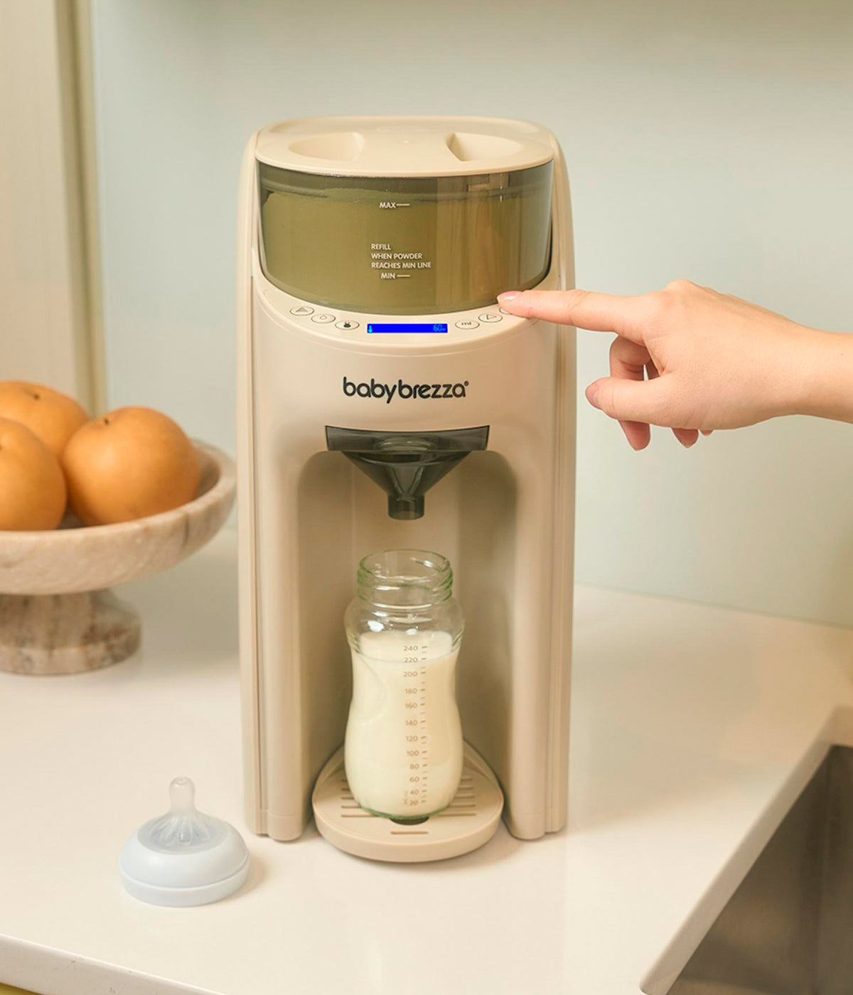 Vista frontal do preparador automático de biberões Formula Pro Advanced Oatmeal da Baby Brezza. Inteligente aparelho que prepara automaticamente o biberão perfeito em segundos. Mede, aquece, mistura e dispensa a fórmula na temperatura ideal, sem grumos e sem esforço. Rápido, preciso e higiénico, o Baby Brezza Formula Pro Advanced é o aliado perfeito para as refeições do bebé.