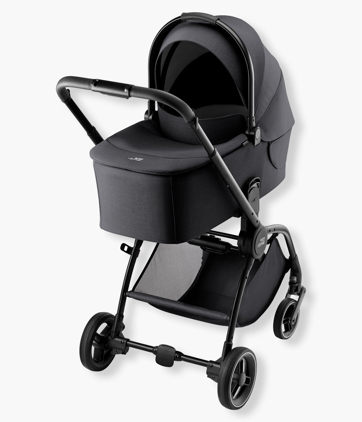 Vista lateral da alcofa para carrinho de passeio Rio Style da marca Britax Römer na cor Carbon Black instalada no carrinho.