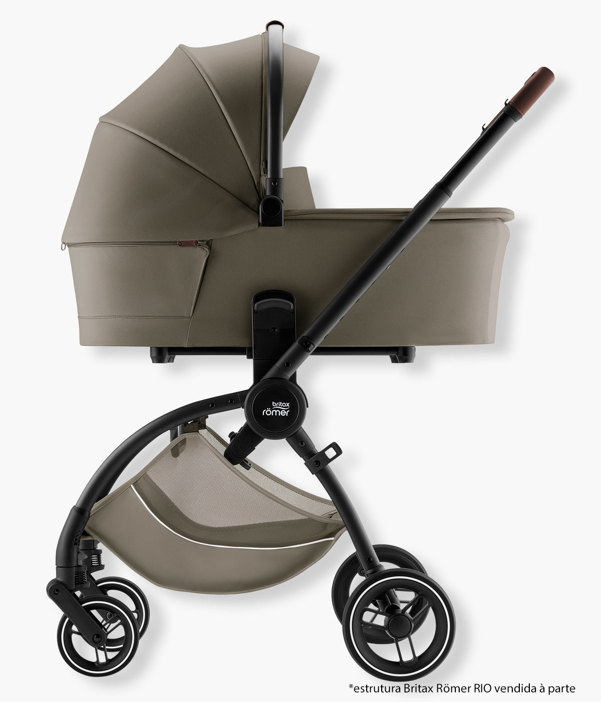 Vista lateral e aplicada na estrutura da alcofa para carrinho de passeio Rio Lux da marca Britax Römer na cor Urban Olive. Elegante alcofa que proporciona ao recém-nascido uma posição totalmente horizontal, confortável e protegida durante os primeiros meses.