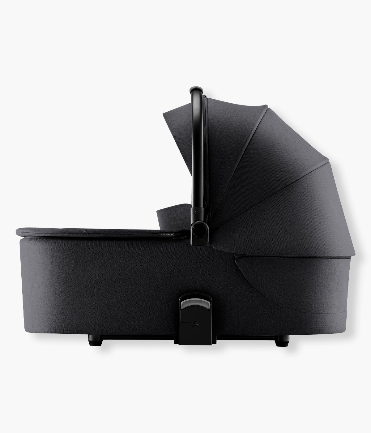 Vista lateral da alcofa para carrinho de passeio Rio Style da marca Britax Römer na cor Carbon Black.&nbsp;Elegante alcofa que proporciona ao recém-nascido uma posição totalmente horizontal, confortável e protegida durante os primeiros meses. Indicada desde o nascimento até aproximadamente aos 6 meses ou 9 kg, inclui colchão acolchoado, capota extensível com proteção UPF 50+ e janelas panorâmicas de ventilação.