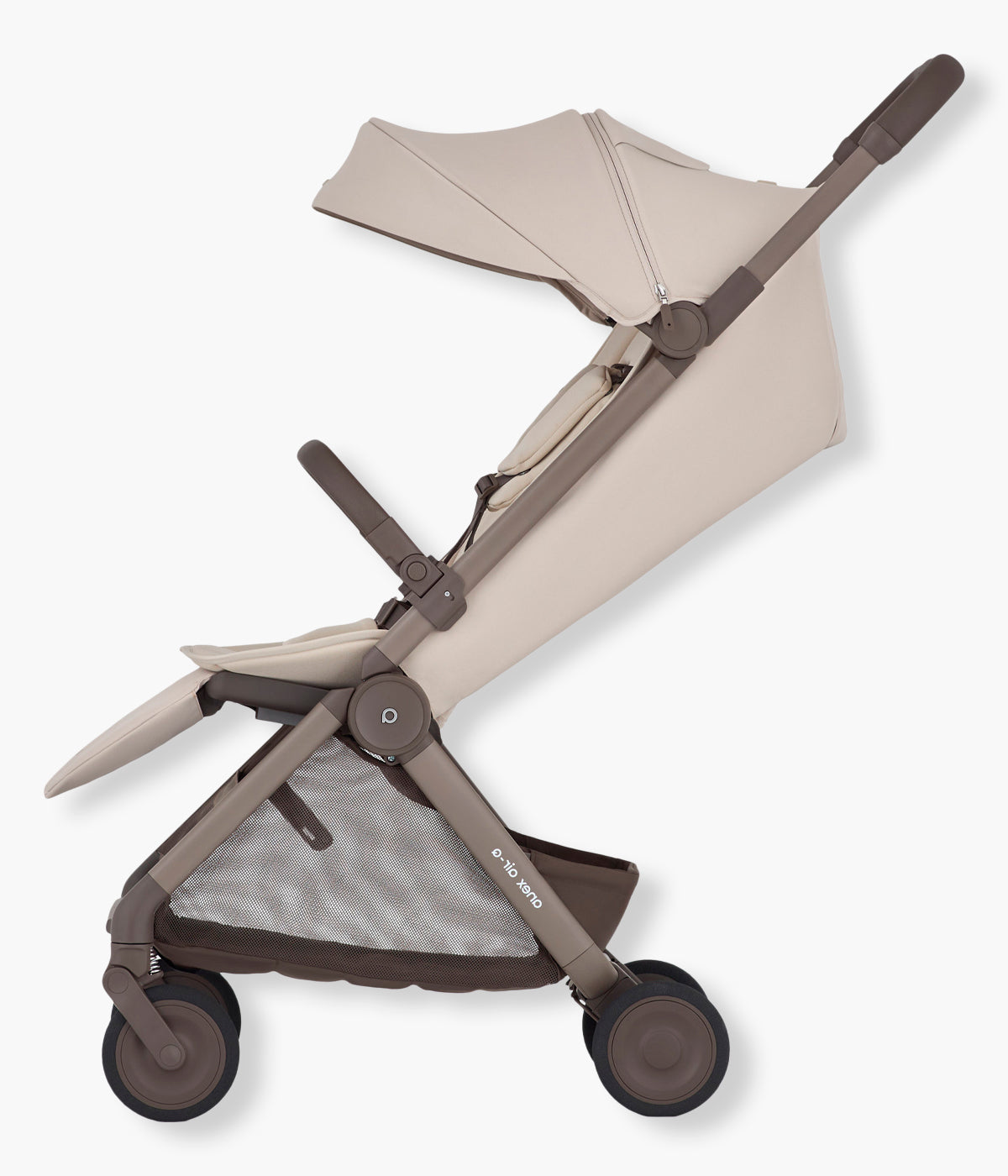 Vista lateral do carrinho de passeio Air-Q da marca Anex na cor Vanille.&nbsp;O Air-Q combina um leve peso com uma dobragem ultracompacta, ideal para as deslocações diárias e viagens.