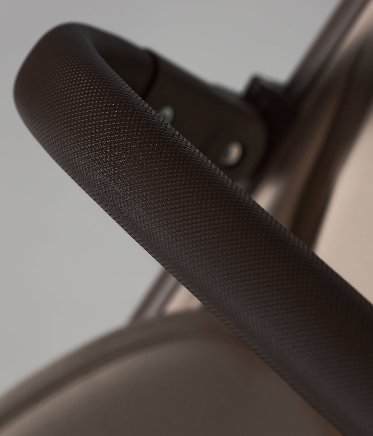 Detalhes aproximados do carrinho de passeio Air-Q da marca Anex na cor Vanille.