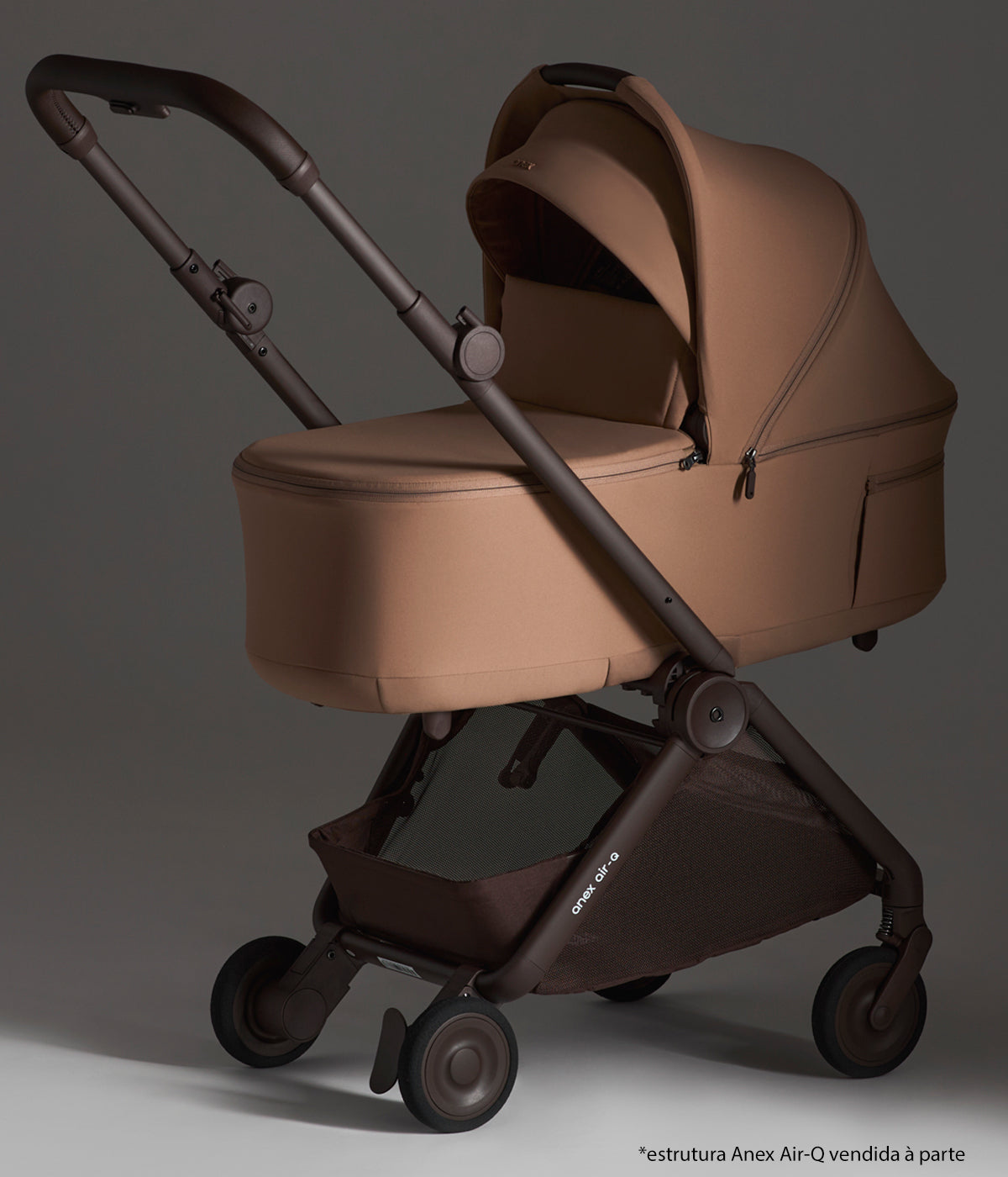 Vista lateral da alcofa para carrinho de passeio Air-Q da marca Anex na cor Karamell.