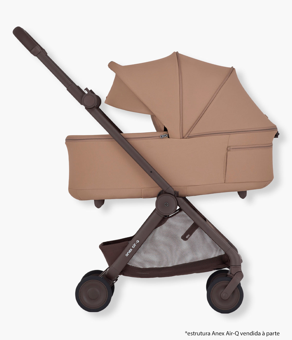 Vista lateral da alcofa para carrinho de passeio Air-Q da marca Anex na cor Karamell.
