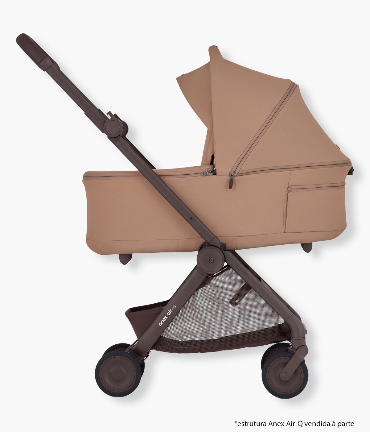 Vista lateral da alcofa para carrinho de passeio Air-Q da marca Anex na cor Karamell.
