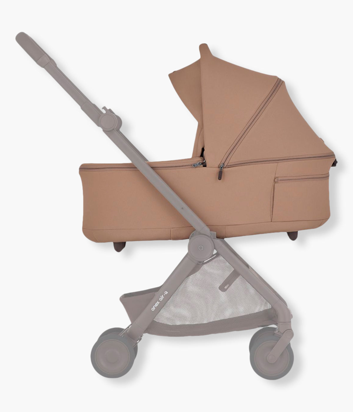 Alcofa para carrinho de passeio Air-Q da marca Anex na cor Karamell. Prática alcofa que transforma o compacto carrinho de passeio Air-Q numa solução confortável para os primeiros meses do bebé. Indicada desde o nascimento até aproximadamente aos 6 meses ou 9 kg, destaca-se pela estrutura leve e dobrável, ventilação 360°, capota ampla e formato compacto pensado para facilitar as viagens.