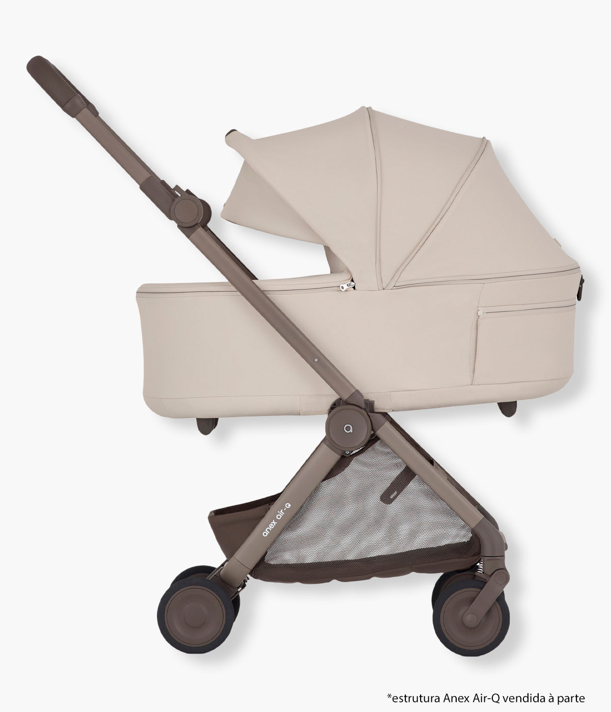 Vista lateral da alcofa para carrinho de passeio Air-Q da marca Anex na cor Vanille. Prática alcofa que transforma o compacto carrinho de passeio Air-Q numa solução confortável para os primeiros meses do bebé.