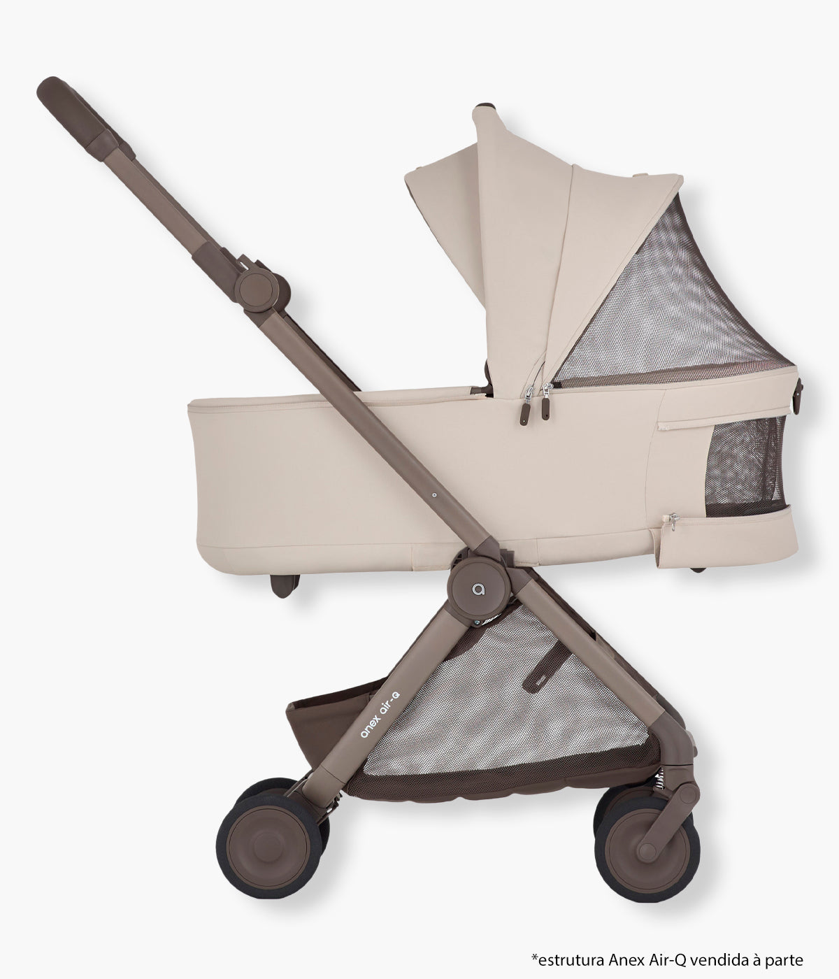 Vista lateral da alcofa para carrinho de passeio Air-Q da marca Anex na cor Vanille. Prática alcofa que transforma o compacto carrinho de passeio Air-Q numa solução confortável para os primeiros meses do bebé.