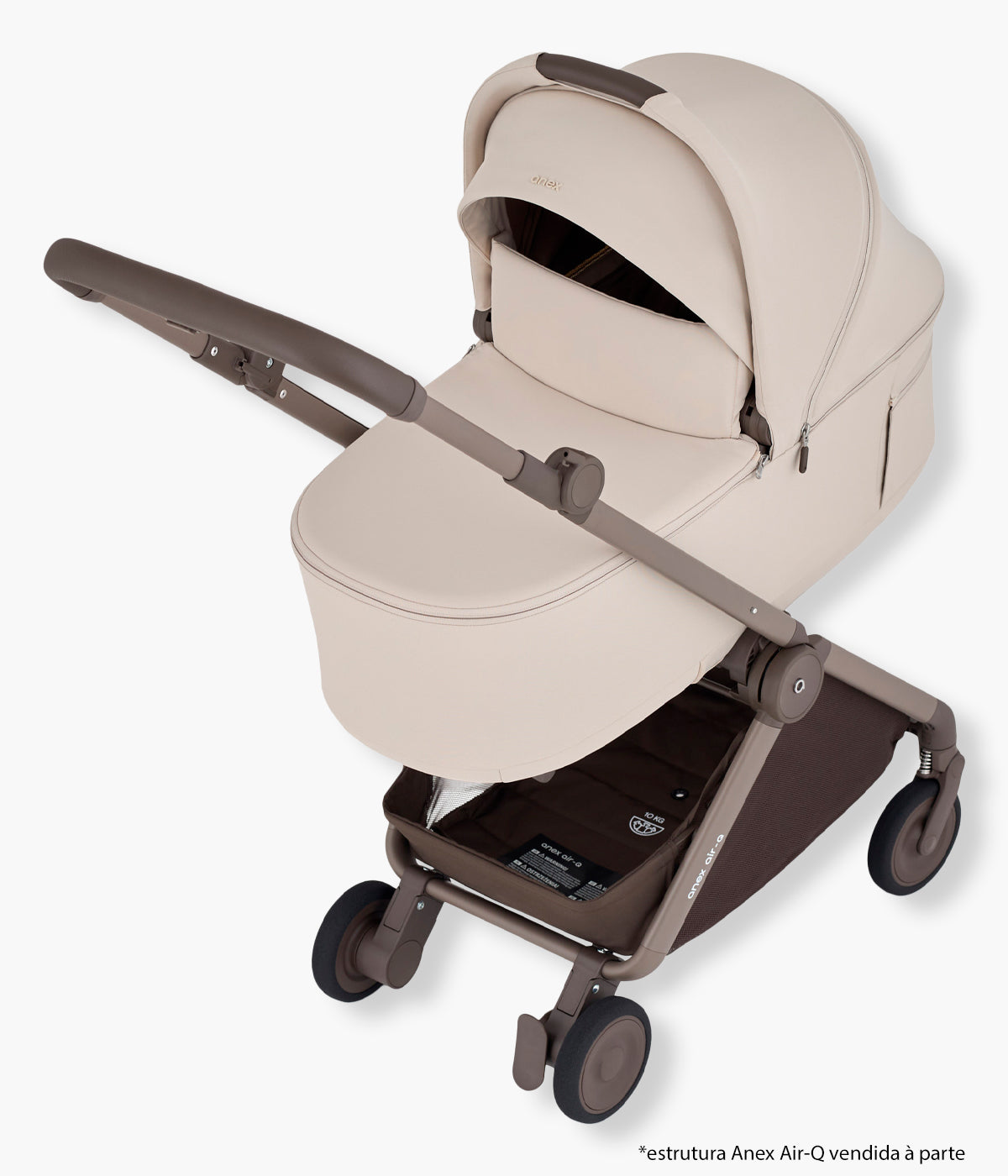 Vista lateral da alcofa para carrinho de passeio Air-Q da marca Anex na cor Vanille. Prática alcofa que transforma o compacto carrinho de passeio Air-Q numa solução confortável para os primeiros meses do bebé.