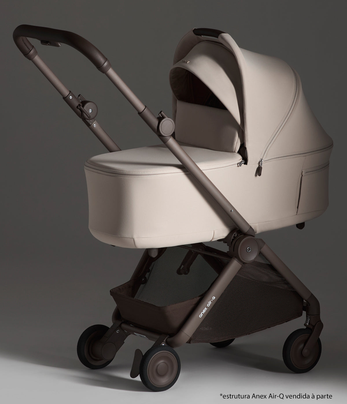 Vista lateral da alcofa para carrinho de passeio Air-Q da marca Anex na cor Vanille. Prática alcofa que transforma o compacto carrinho de passeio Air-Q numa solução confortável para os primeiros meses do bebé.