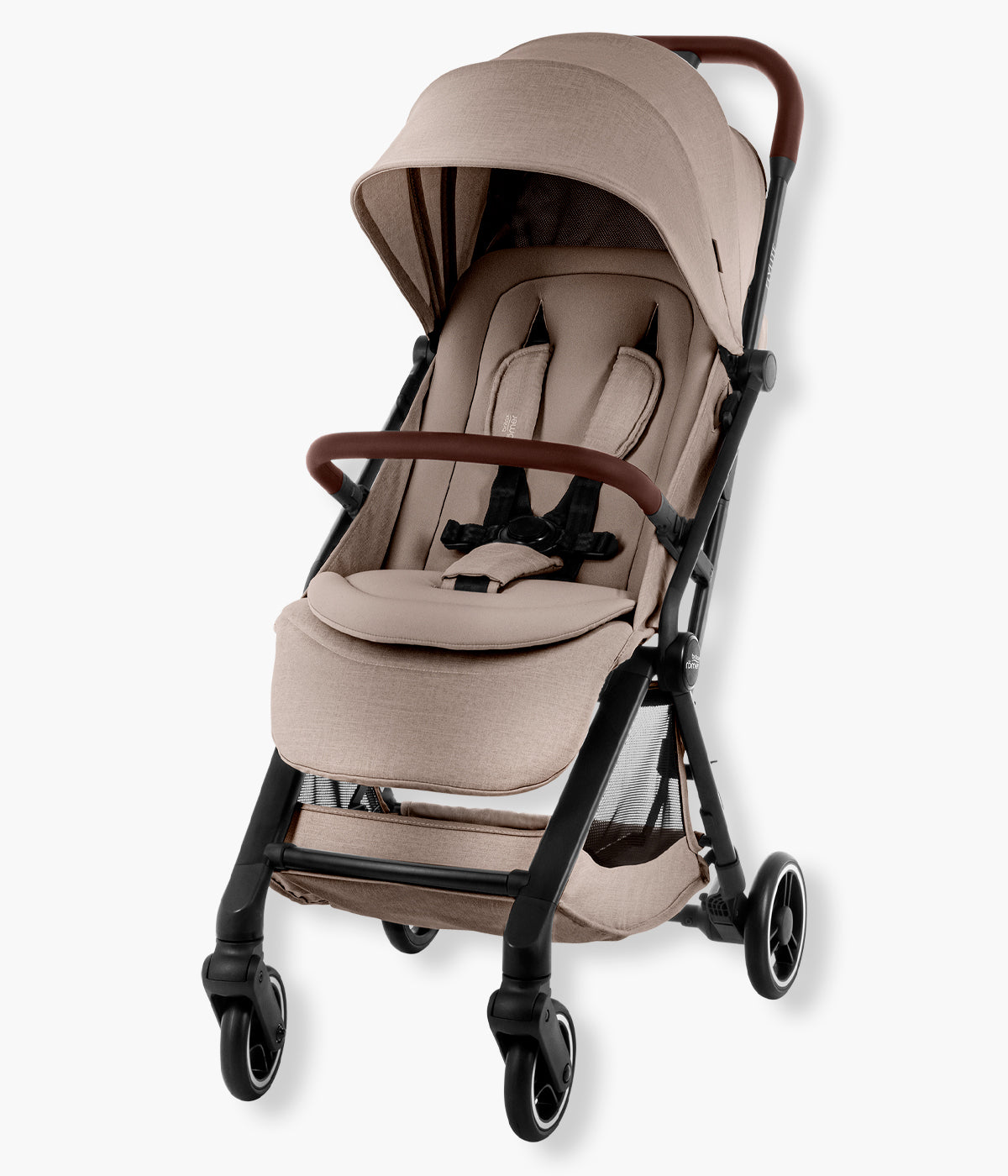 Vista frontal do carrinho de passeio compacto Flylite da marca Britax Römer na cor Teak. Compacto carrinho de passeio desenvolvido para famílias que procuram uma solução leve, compacta e prática para viajar ou circular pela cidade.