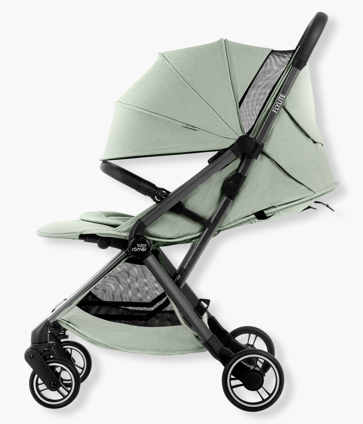Vista lateral do carrinho de passeio compacto Flylite da marca Britax Römer na cor Sage Green. Compacto carrinho de passeio desenvolvido para famílias que procuram uma solução leve, compacta e prática para viajar ou circular pela cidade.