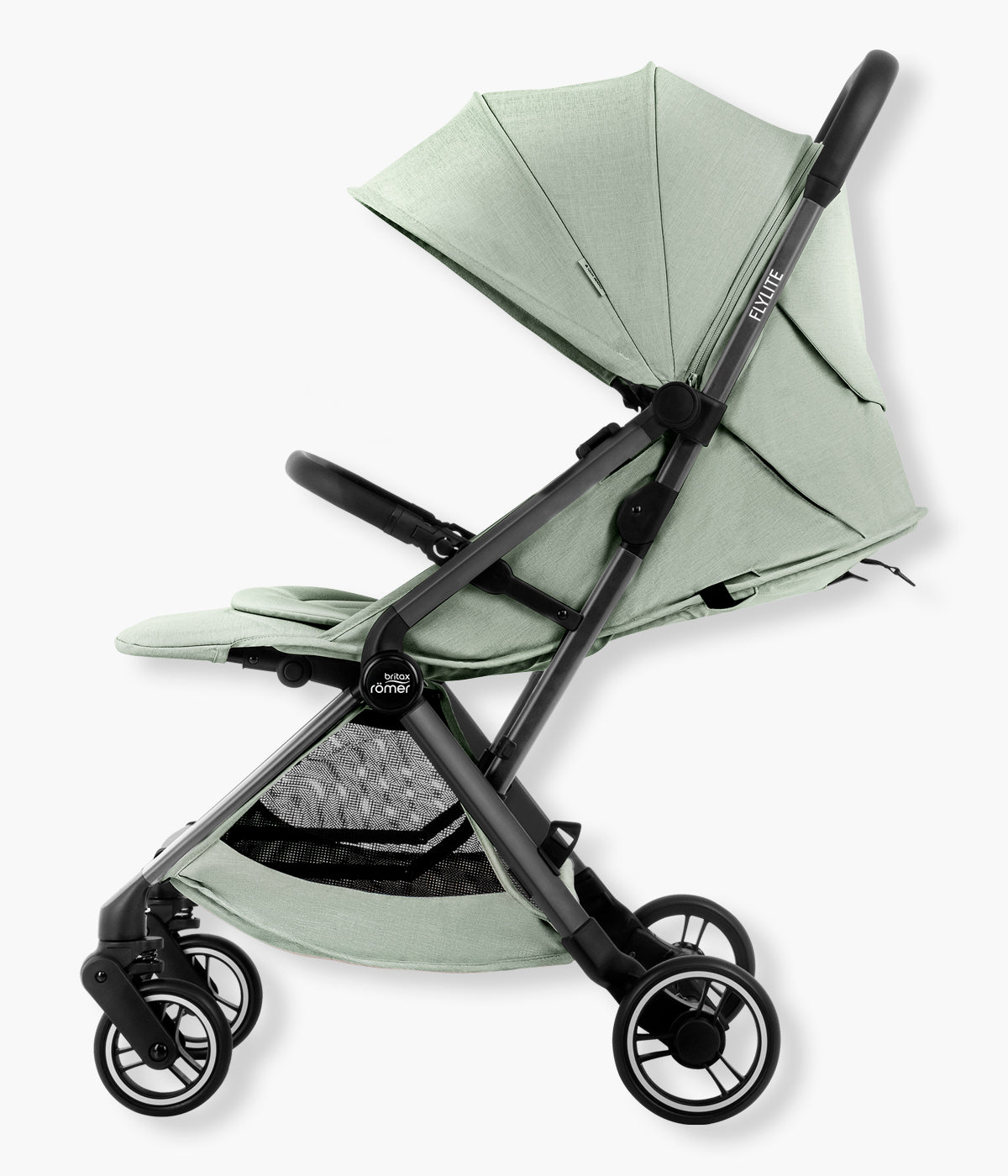 Vista lateral do carrinho de passeio compacto Flylite da marca Britax Römer na cor Sage Green. Compacto carrinho de passeio desenvolvido para famílias que procuram uma solução leve, compacta e prática para viajar ou circular pela cidade.