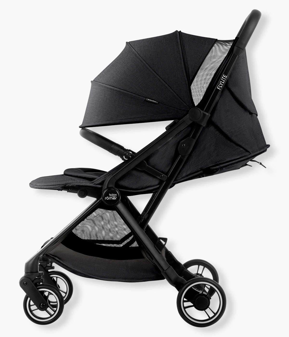 Vista lateral do carrinho de passeio compacto Flylite da marca Britax Römer na cor Carbon Black. Compacto carrinho de passeio desenvolvido para famílias que procuram uma solução leve, compacta e prática para viajar ou circular pela cidade.