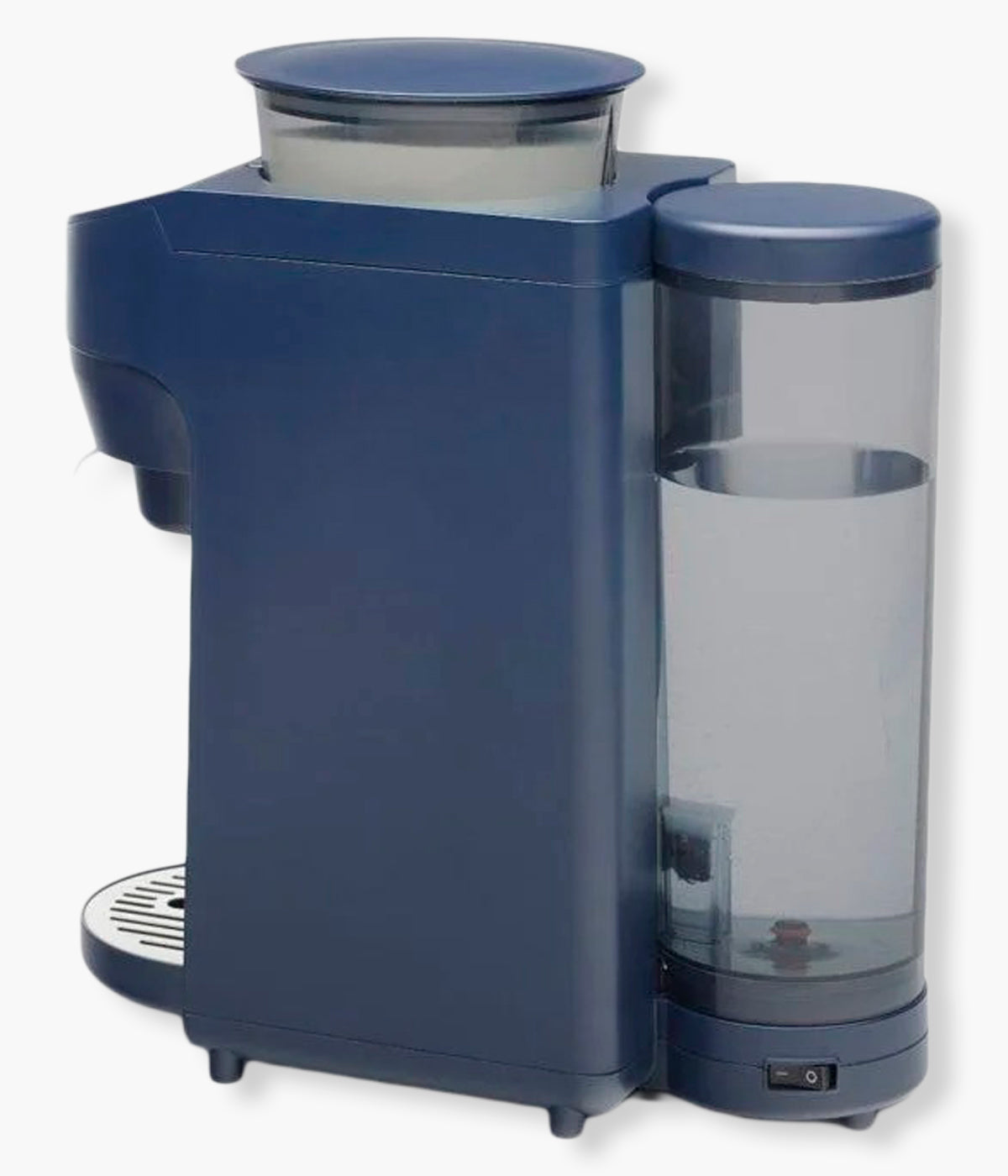 Vista lateral do preparador automático de biberões Milkéo Plus V2 da Béaba na cor Night Blue. Inteligente aparelho que simplifica a preparação das refeições ao dosear automaticamente a fórmula em pó e a água, aquecer, misturar e dispensar diretamente para o biberão em menos de 20 segundos. 