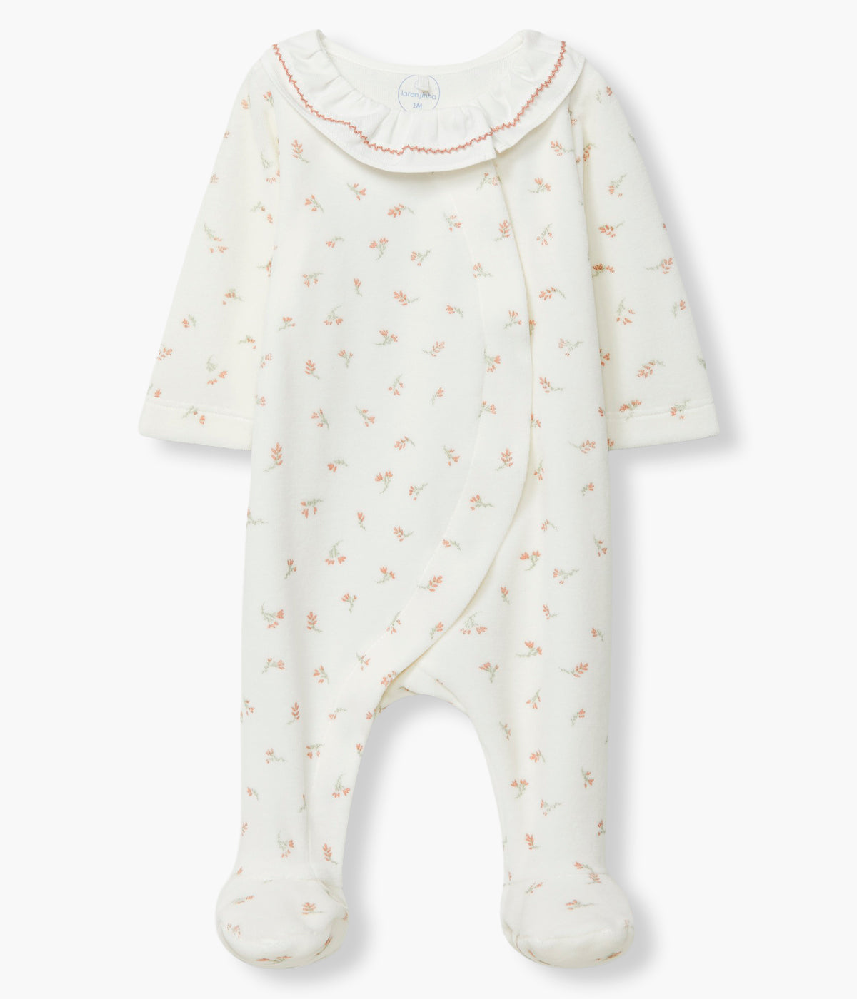 Vista frontal do babygrow em veludo pérola da Laranjinha para bebé menina e recém-nascida. Gola folho com picueta castanha. Estampado total com delicadas flores. Abertura na frente.