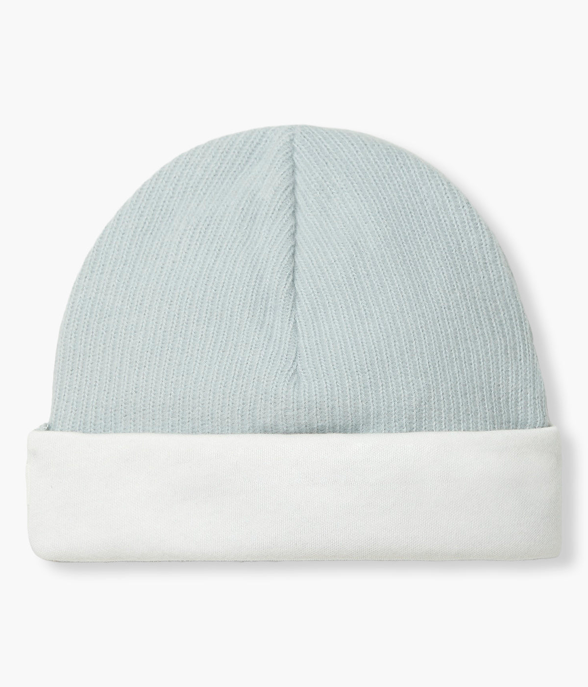 Vista traseira do gorro em algodão canelado azul acinzentado da Laranjinha para bebé e recém-nascido(a). Elegante elefante bordado na frente. Forro e dobra em branco.