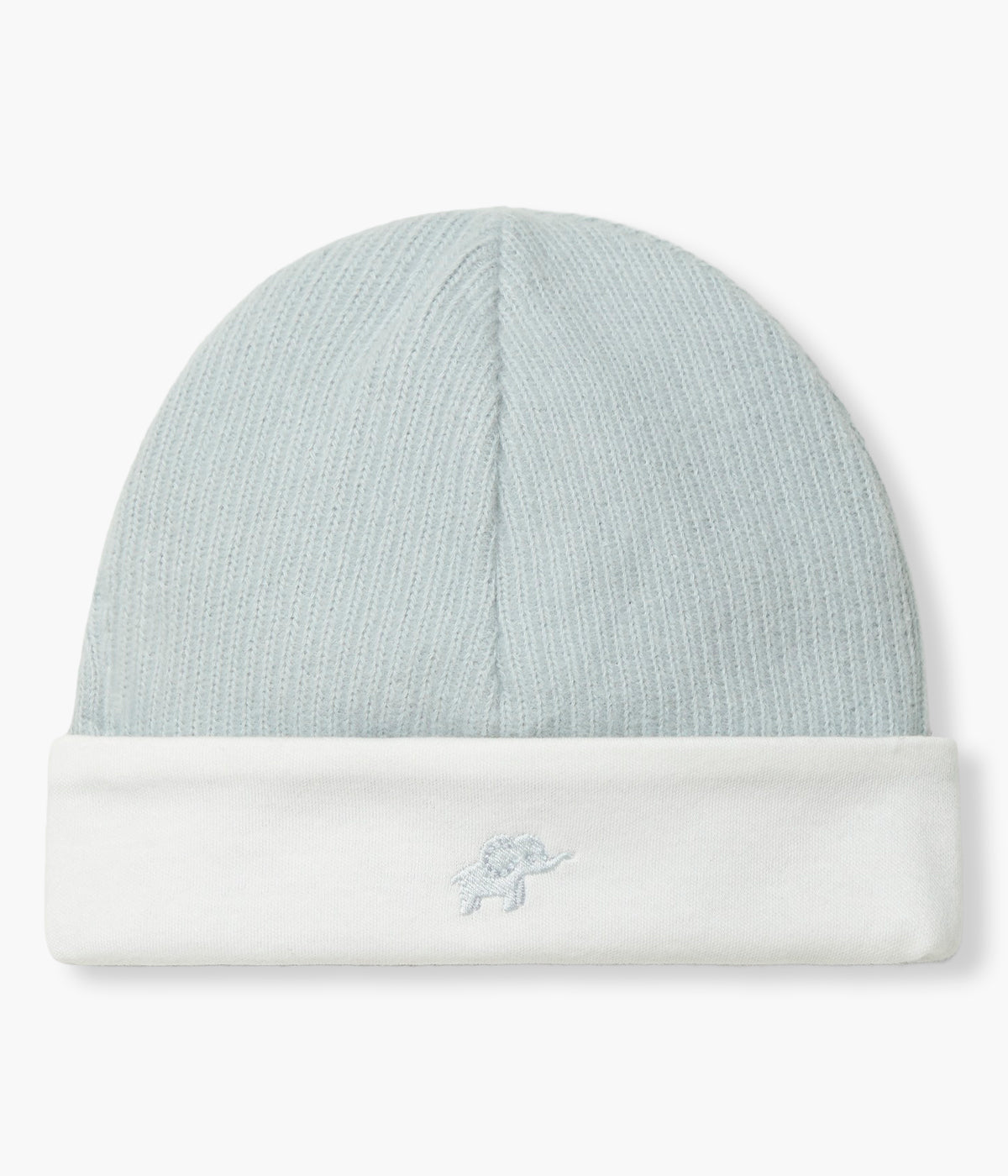 Vista frontal do gorro em algodão canelado azul acinzentado da Laranjinha para bebé e recém-nascido(a). Elegante elefante bordado na frente. Forro e dobra em branco.