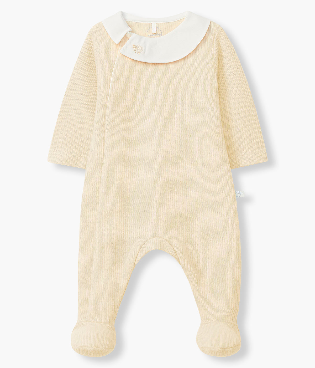 Vista frontal do babygrow em algodão canelado amarelo da Laranjinha para bebé e recém-nascido(a). Gola branca com amorosa ovelha bordada. Abertura na frente.