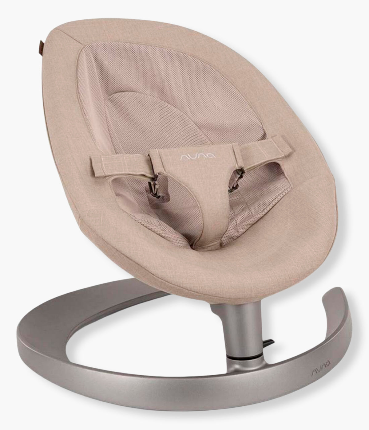 Vista frontal da espreguiçadeira Evolutiva Leaf Grow da marca Nuna na cor Biscotti. Desde recém-nascido, proporciona um movimento lateral suave e silencioso, inspirado no balanço natural de uma folha, sem motores, pilhas ou cabos.