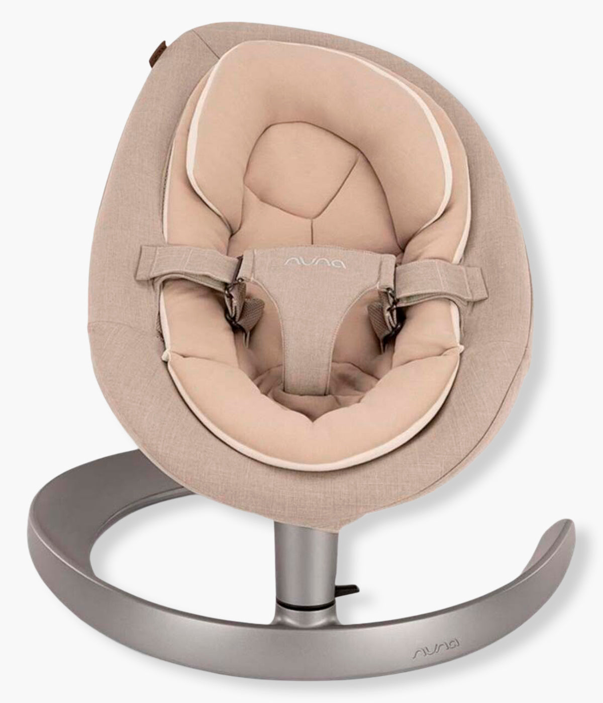 Vista frontal da espreguiçadeira Evolutiva Leaf Grow da marca Nuna na cor Biscotti. Desde recém-nascido, proporciona um movimento lateral suave e silencioso, inspirado no balanço natural de uma folha, sem motores, pilhas ou cabos.