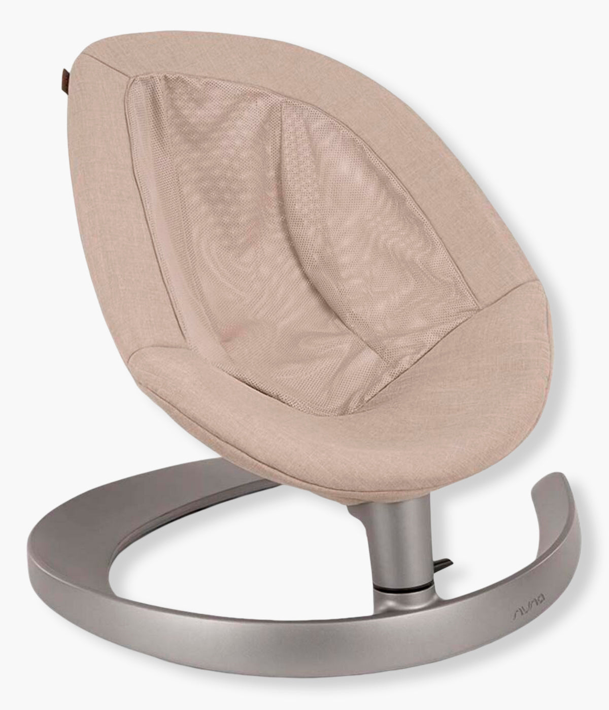 Vista frontal da espreguiçadeira Evolutiva Leaf Grow da marca Nuna na cor Biscotti. Desde recém-nascido, proporciona um movimento lateral suave e silencioso, inspirado no balanço natural de uma folha, sem motores, pilhas ou cabos.